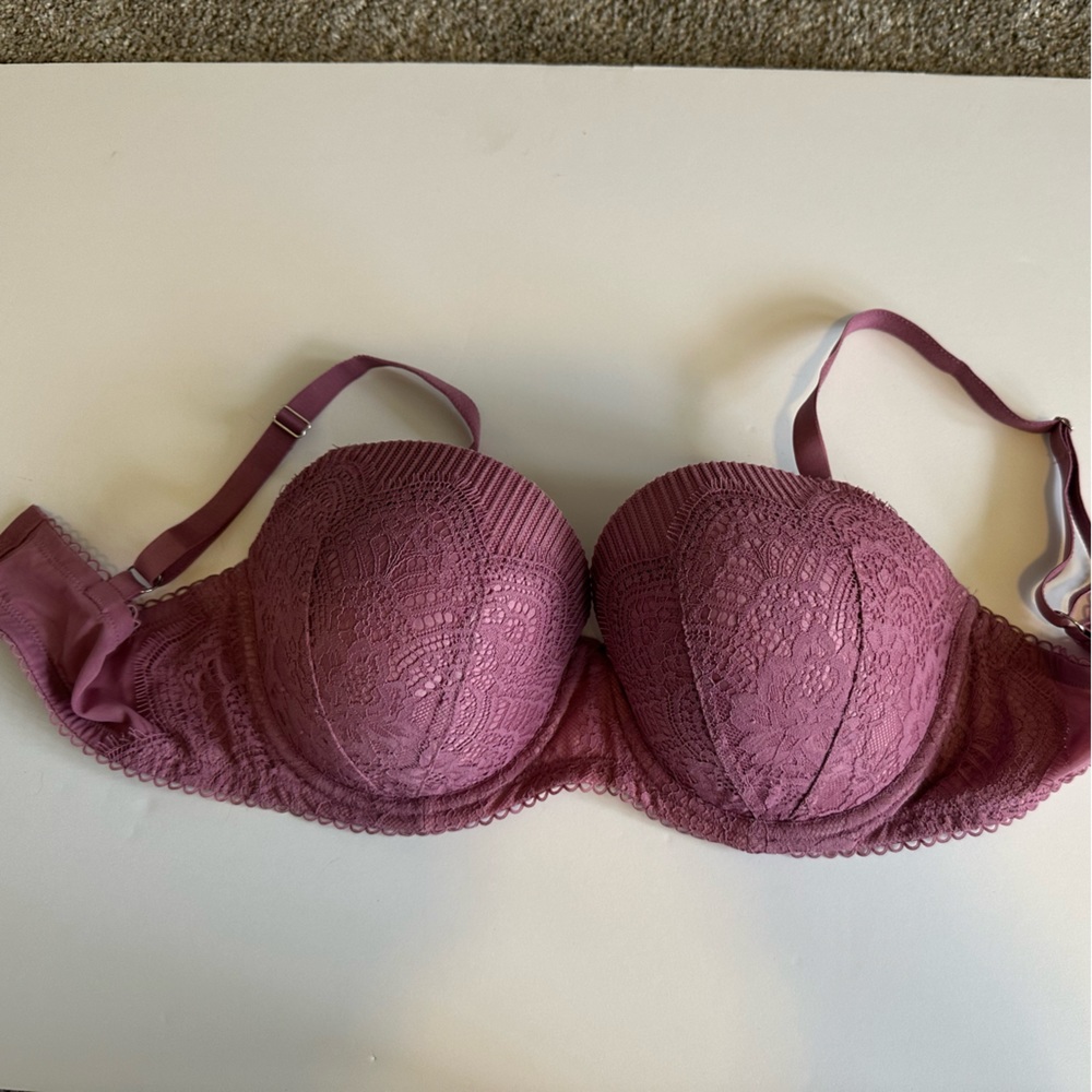 LIKE NEW. 36DD Victoria’s Secret lightly lined underwire bra. Worn once.